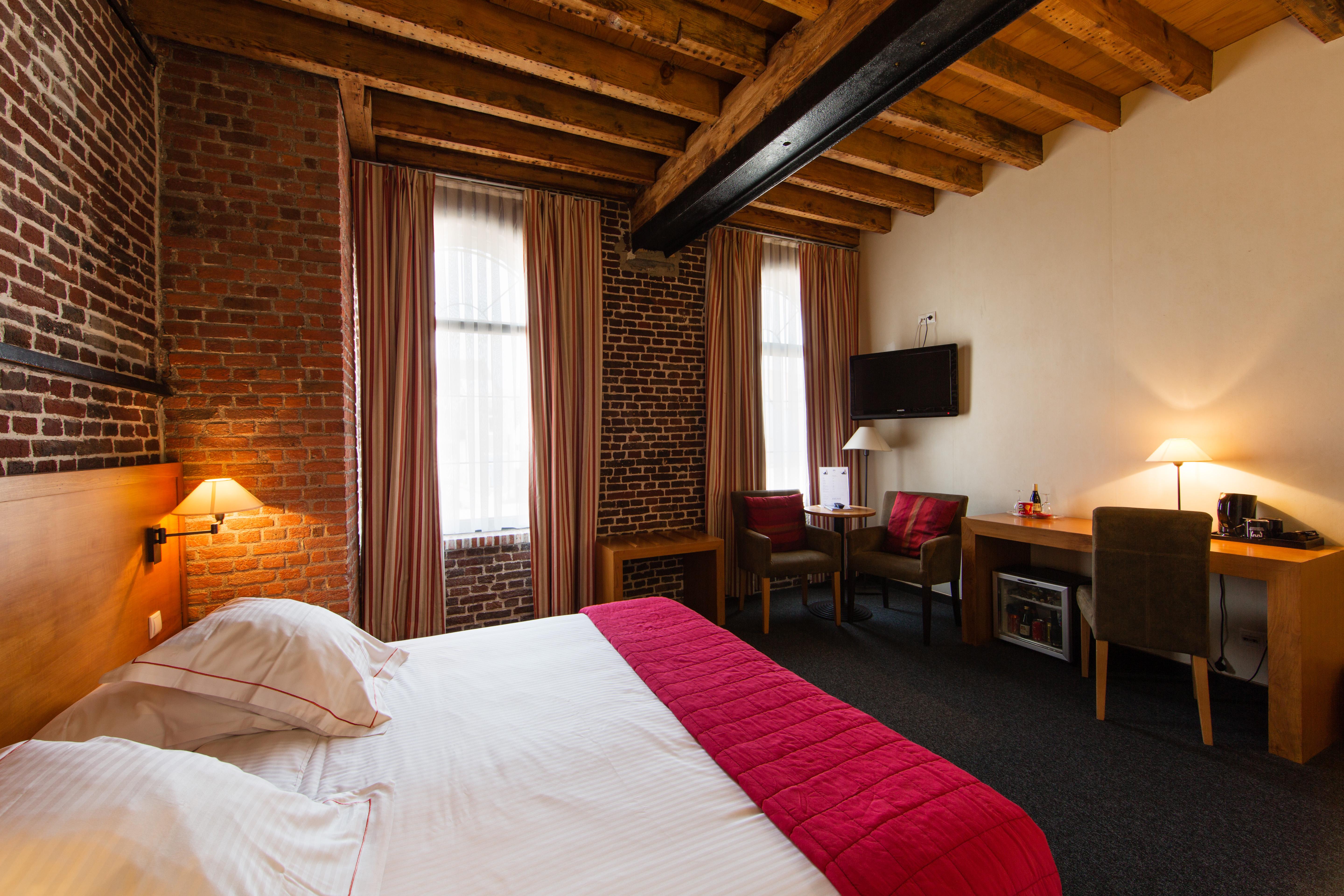 River Hotel